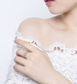 Four-Claw Engagement Ring Diamond-Studded Wedding Ring