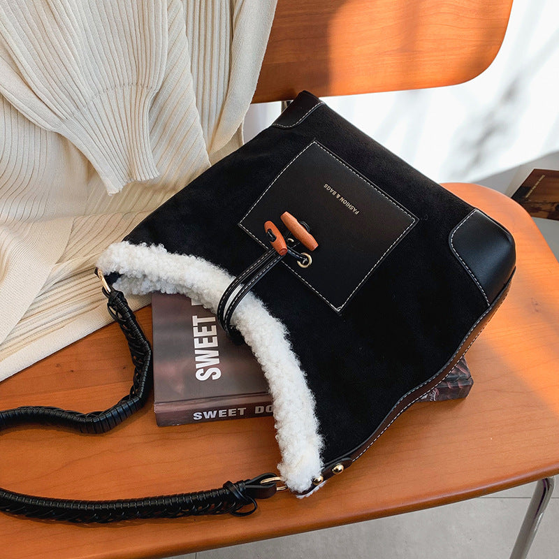 Design A Small Messenger Bag With One Shoulder