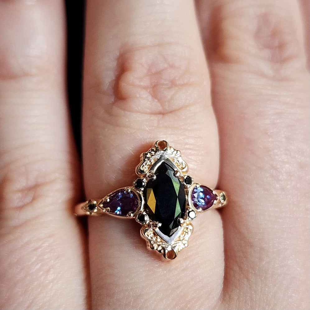 Rose Gold Inlaid Black Horse Eye Ring Mid-Ancient Colored