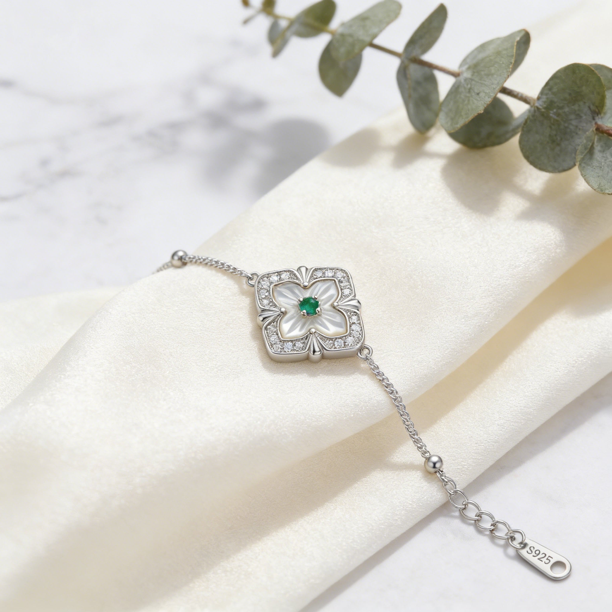925 Sterling Silver Elegant Sterling Silver Clover Bracelet with Mother of Pearl and Green Gemstone