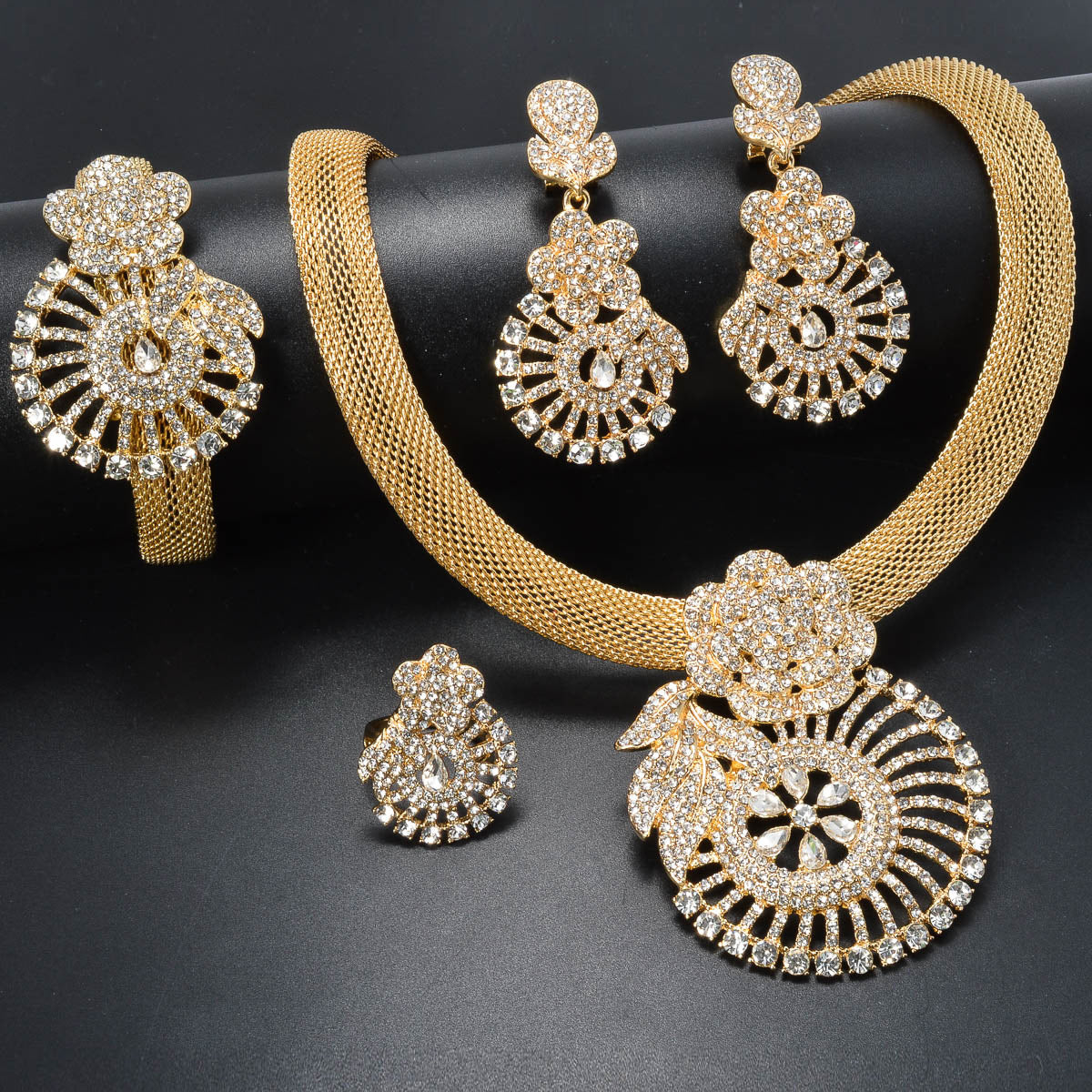 Dramatic Fan-Shaped Flower Gold Pendant With Diamonds