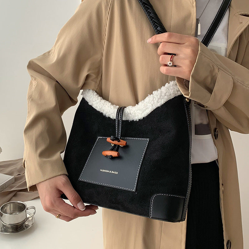 Design A Small Messenger Bag With One Shoulder