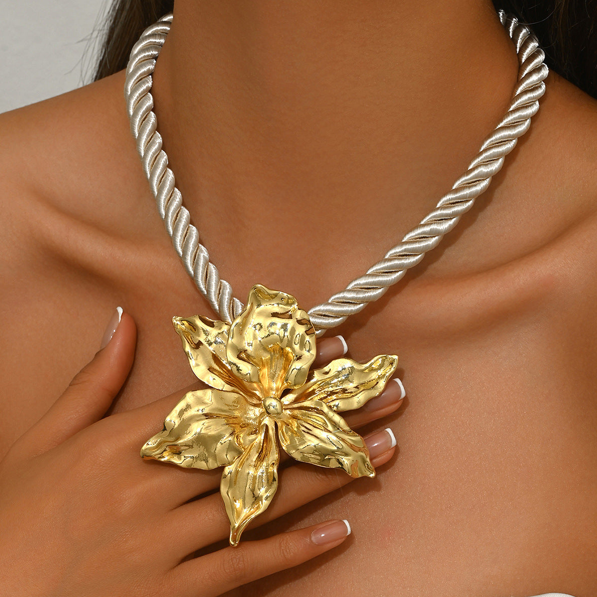 Flower Necklace Female Exaggerated Three-Dimensional Flower Design