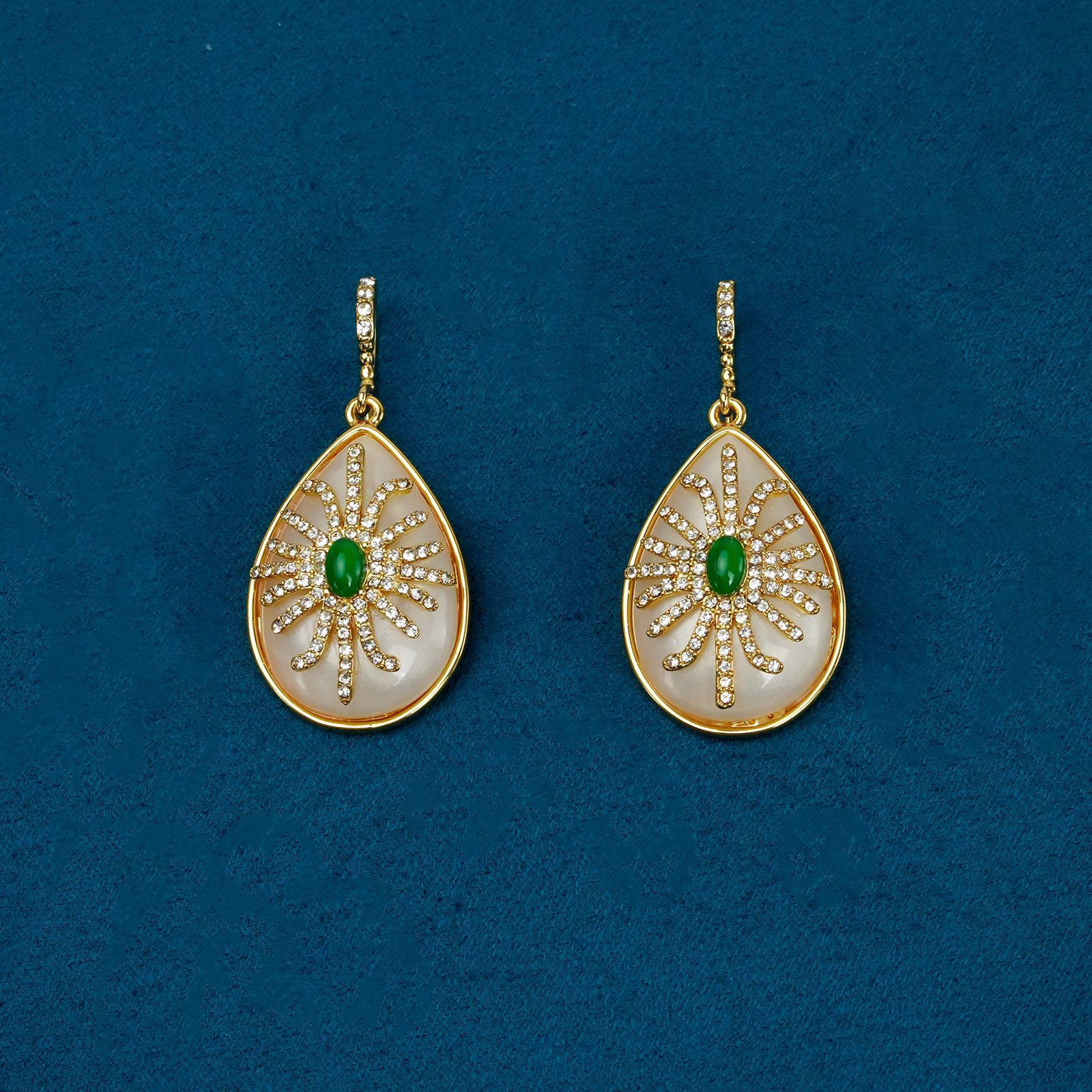 Temperament Palace Feng Shui Drop Shaped Earnail Necklace Set