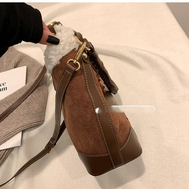 Design A Small Messenger Bag With One Shoulder