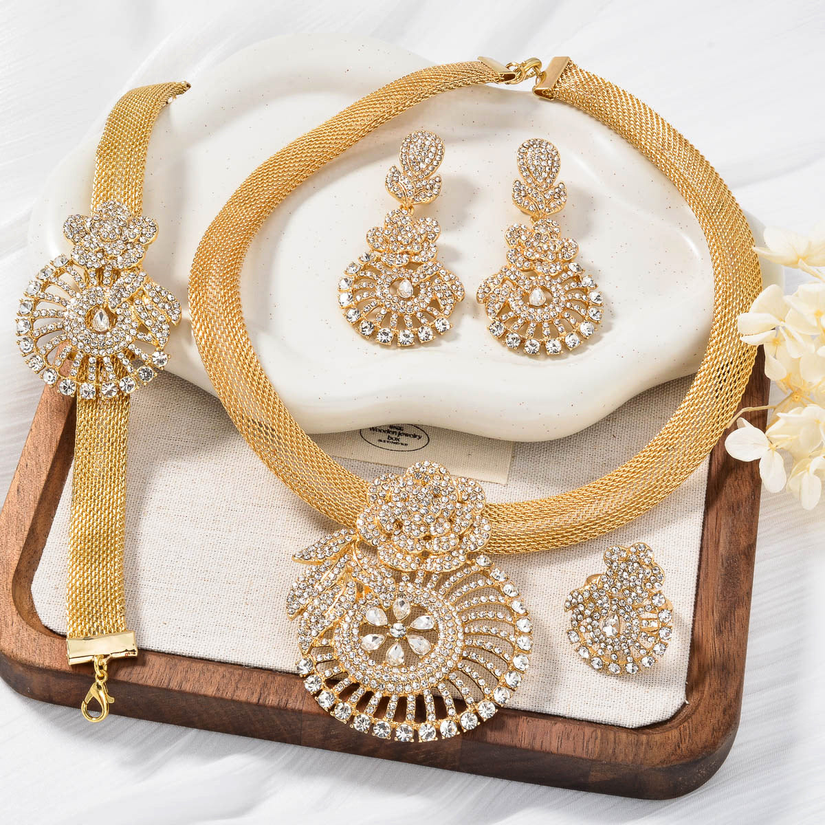 Dramatic Fan-Shaped Flower Gold Pendant With Diamonds