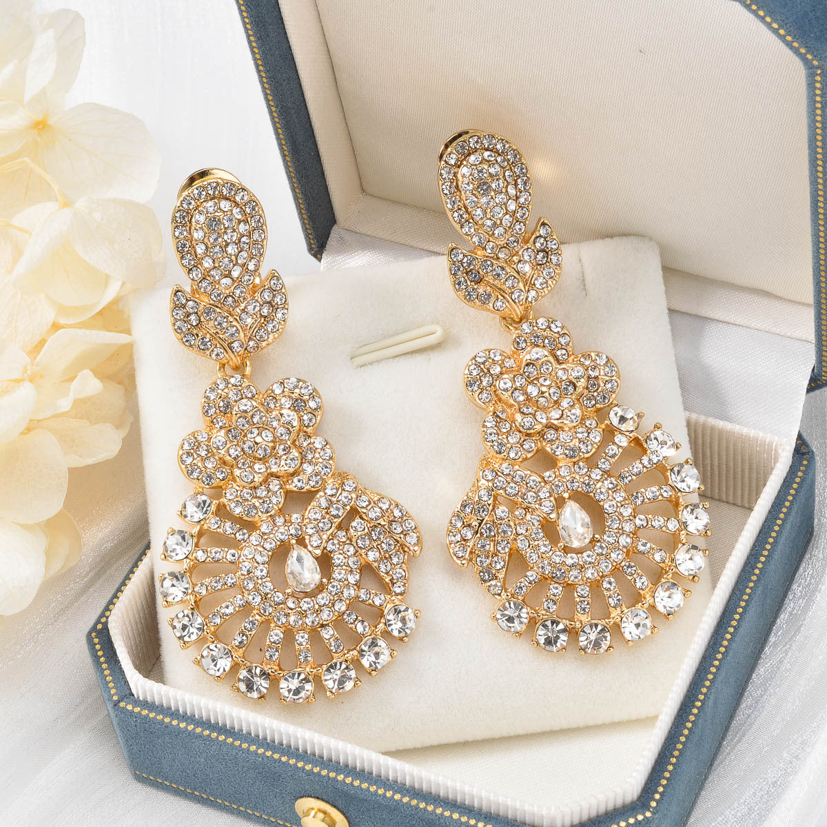 Dramatic Fan-Shaped Flower Gold Pendant With Diamonds