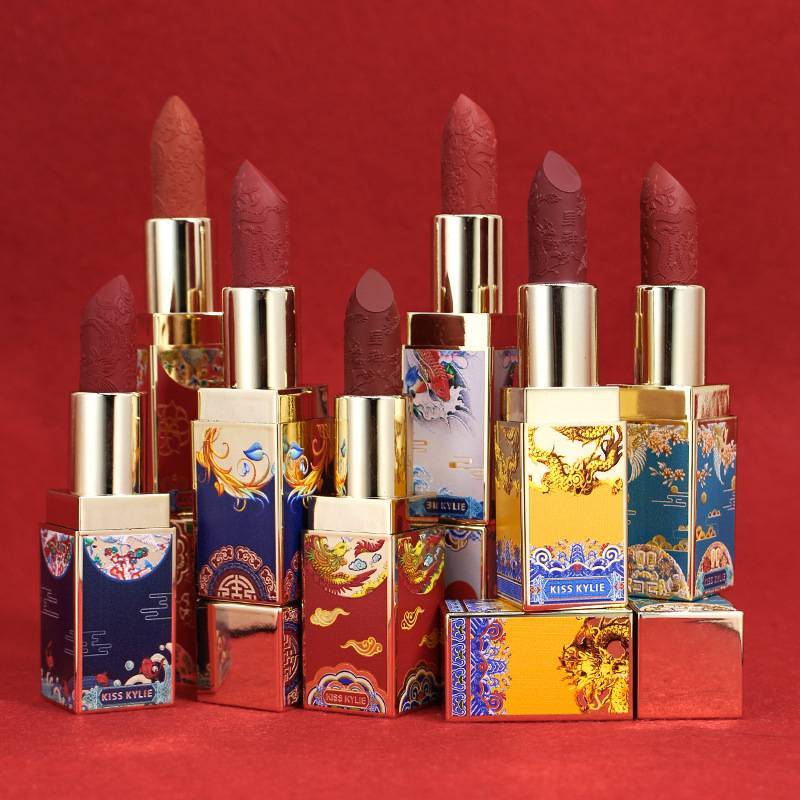 Beautiful and Elegant Red Makeup Chinese Style Carved Lipstick Suit
