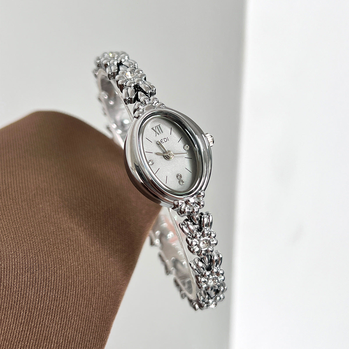 Women's Light Luxury Retro Fashion Exquisite Compact Watch