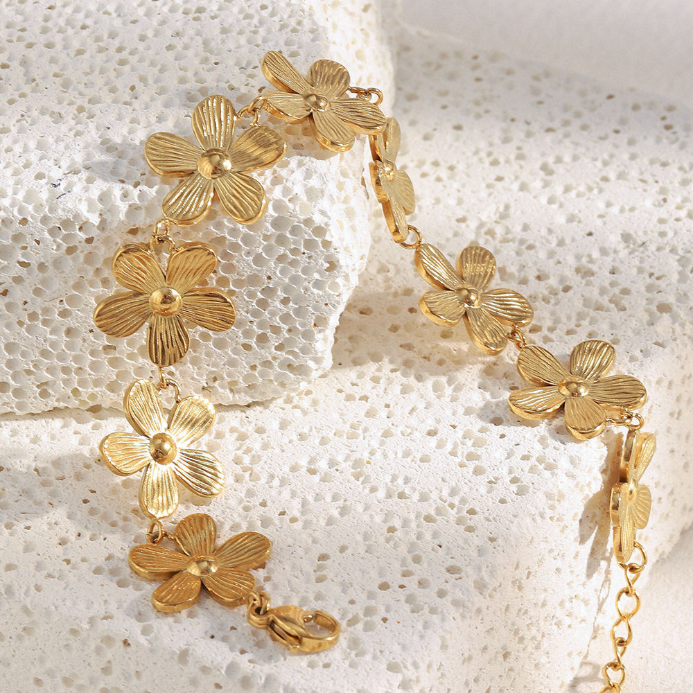 Retro Three-Dimensional  Flower Bracelet 18K Gold